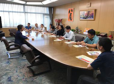 八尾市役所で、田中市長から市政について話を聞く様子