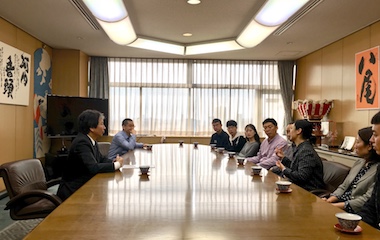 八尾市役所にて、田中市長へ市の取り組みについて質問する様子